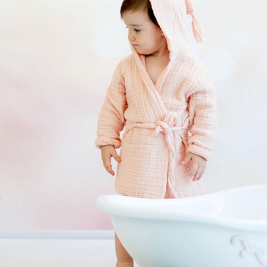 Lachsfarbener Bio Musselin Bademantel für Baby & Kind (1-2 J.) mit Kapuze, weich & saugfähig.
