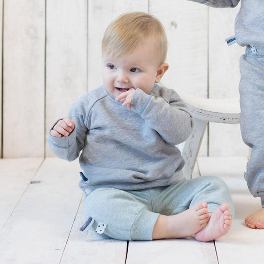 Bio Baby Sweatshirt Grau – Baumwoll Pullover mit Druckknöpfen – Detailansicht 2