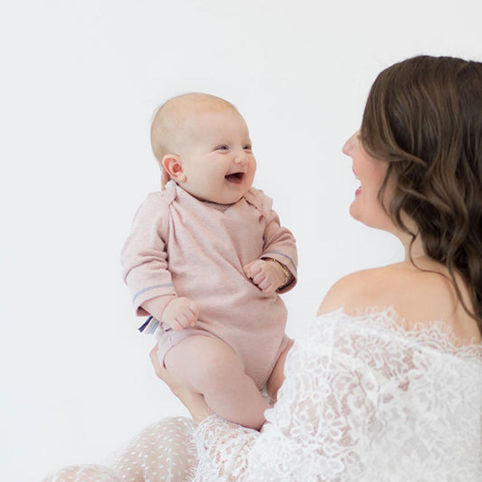 Bio Baby Langarmbody Rose aus kuscheligem Baumwoll-Rippstoff mit praktischem Schlupfausschnitt.