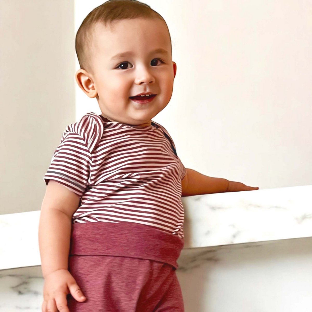 Body neonato in cotone biologico a maniche corte a righe bordeaux – Morbido & Elastico