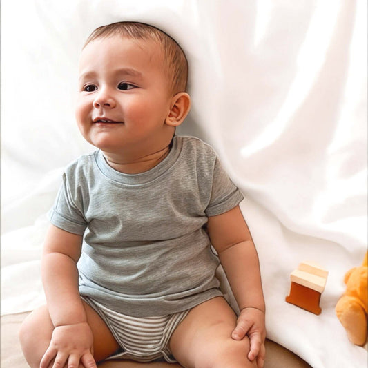 Weicher Bio Baby Kurzarm T-Shirt Body Aqua Melange aus Baumwolle mit Druckknöpfen.