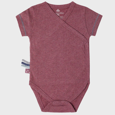 Bordeauxfarbener Kurzarm Baby Wickelbody aus weicher Bio-Baumwolle.