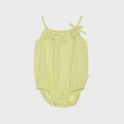 Apfelgrüner Bio Baby Body aus Hanf-Baumwolle mit Rüschen.