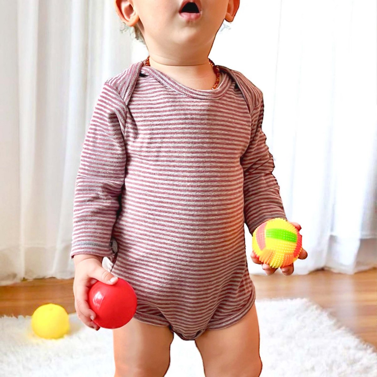 Bio Baby Langarm Body, bordeaux gestreift, aus weichem Bio-Baumwolle Rippstoff.