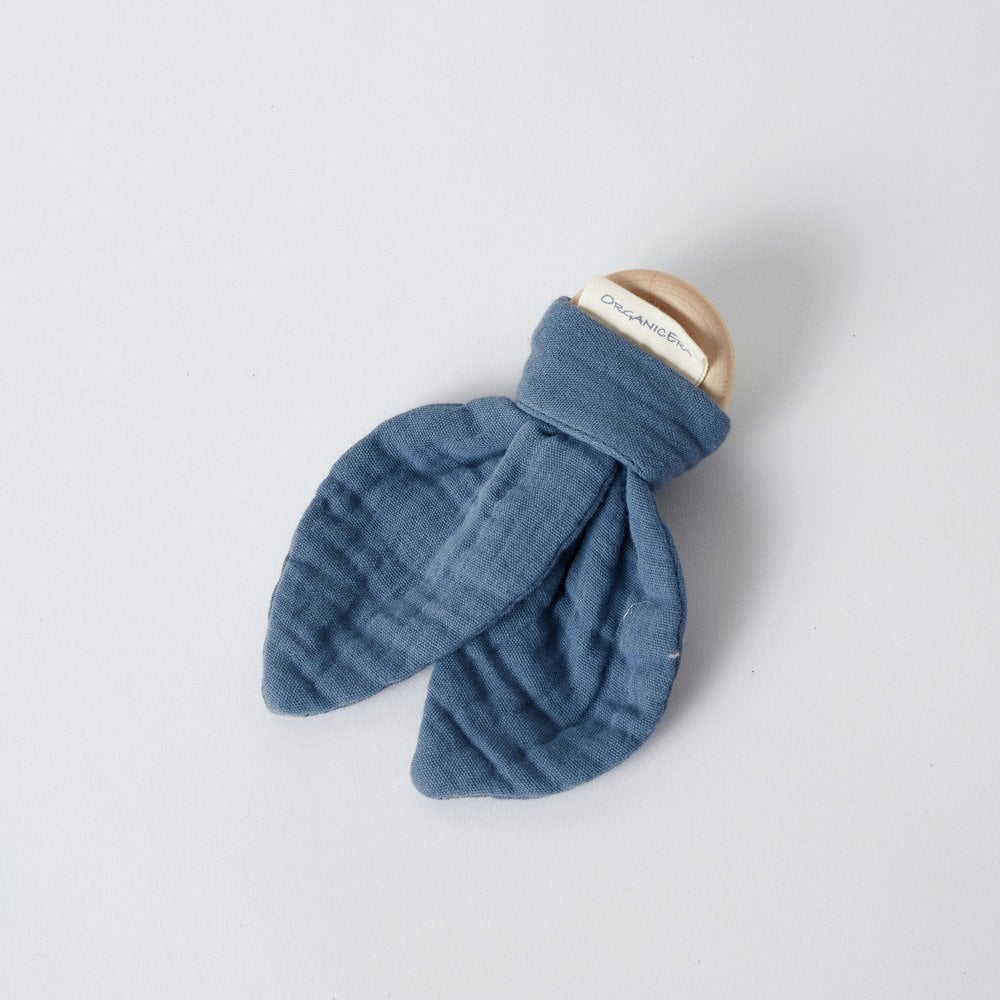 Bio Baby Beißring aus Holz und Bio-Musselin als natürliche Zahnungshilfe.