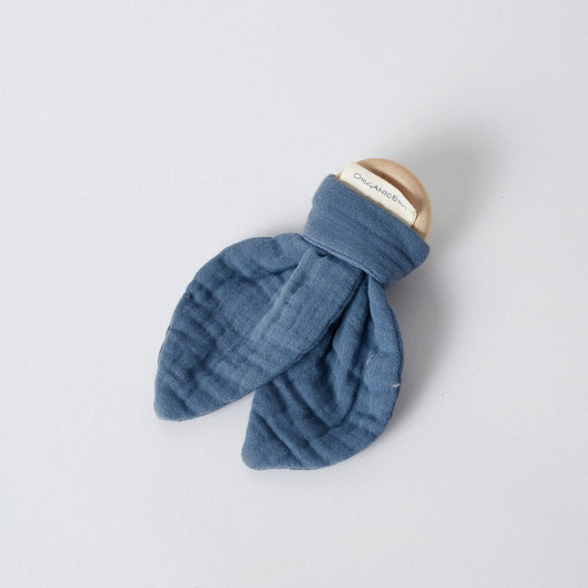 Bio Baby Beißring aus Holz und Bio-Musselin als natürliche Zahnungshilfe.