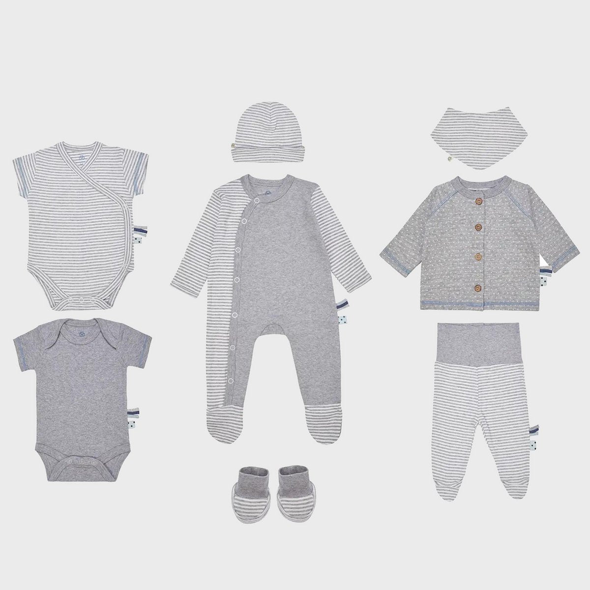 9-teiliges graues Bio-Baumwoll Neugeborenen Set, sauber ausgelegt.