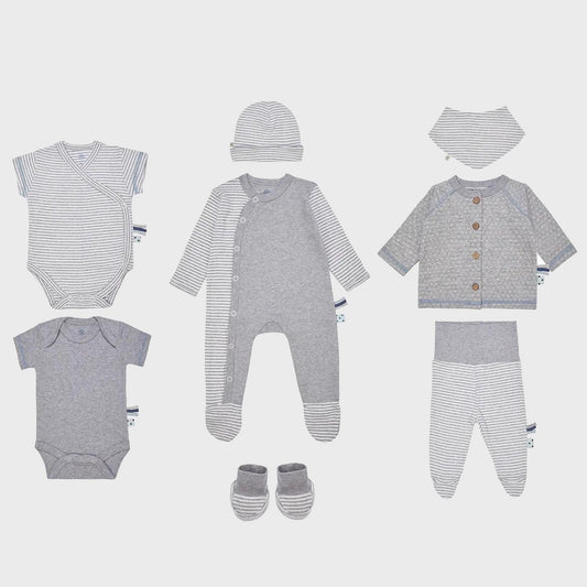 9-teiliges graues Bio-Baumwoll Neugeborenen Set, sauber ausgelegt.