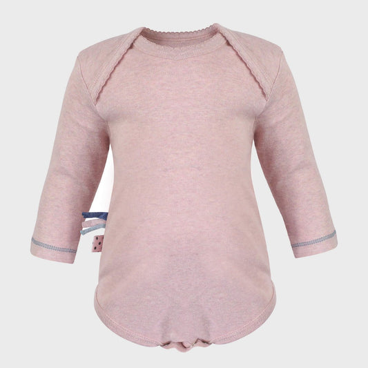 Bio Baby Langarmbody Rose – Baumwoll-Rippstoff mit Schlupfausschnitt – Detailansicht 2