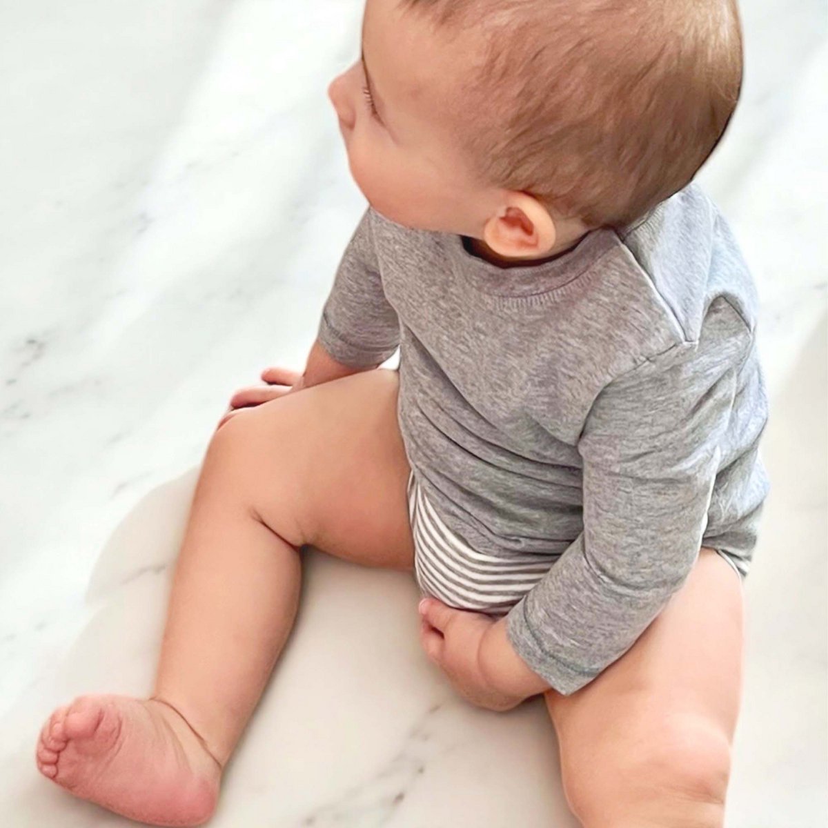 Baby Langarm Body Grau aus Bio-Baumwolle | Weicher T-Shirt Einteiler mit 2-Schicht-Look