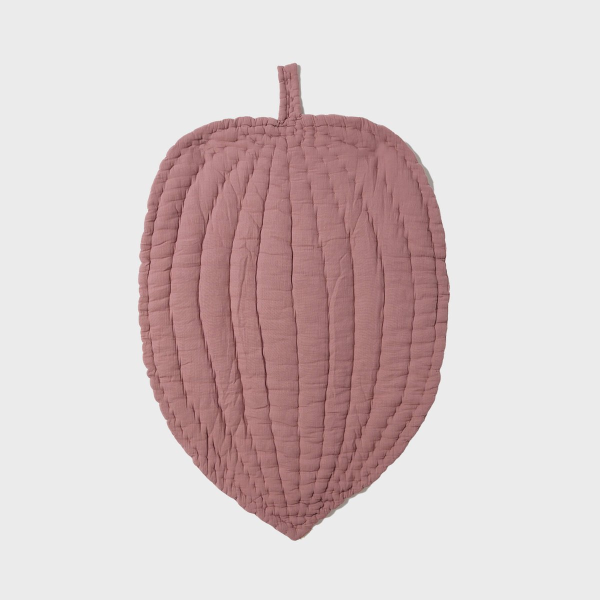 Bio Baumwolle Musselin Baby Spielmatte in Staubiger Rose mit gepolstertem Blatt Design.