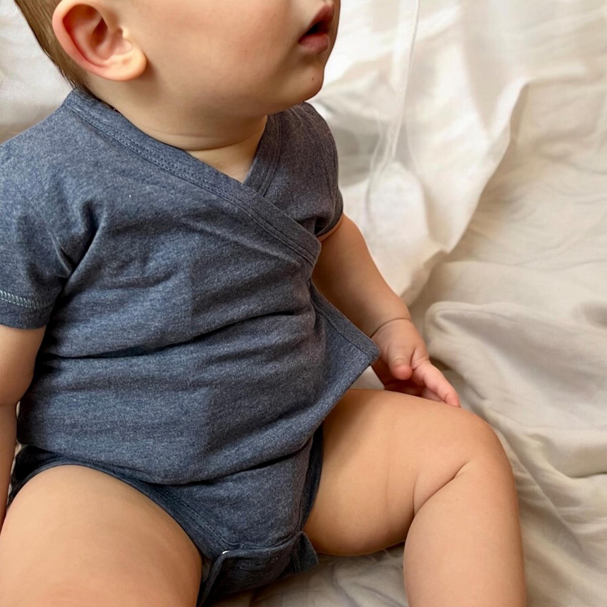 Body fasciante in cotone biologico a maniche corte indaco - morbido kimono intero per neonati