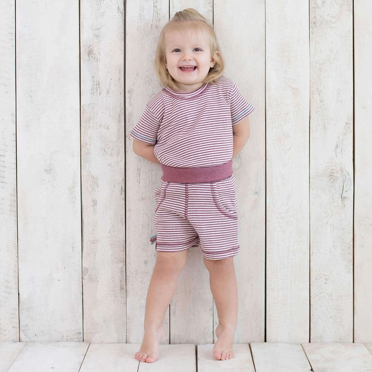 Bio Baby Shorts bordeaux gestreift aus Baumwolle, perfekt für den Sommer.
