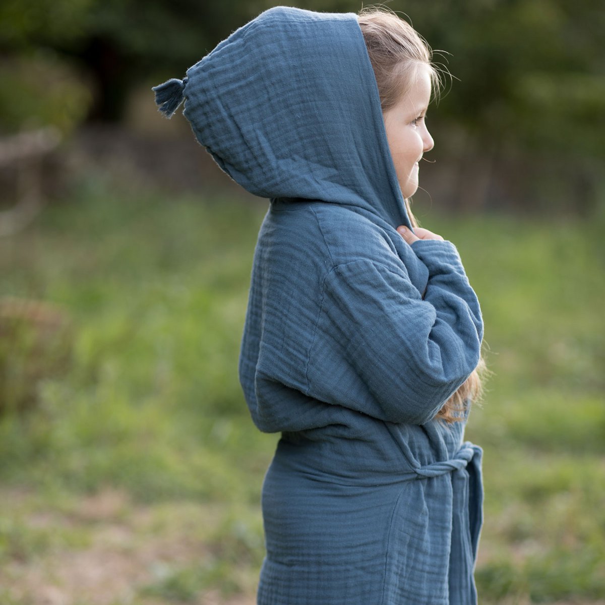 OrganicEra Kinderbademantel aus Bio-Musselin, 7–8 Jahre, Indigo