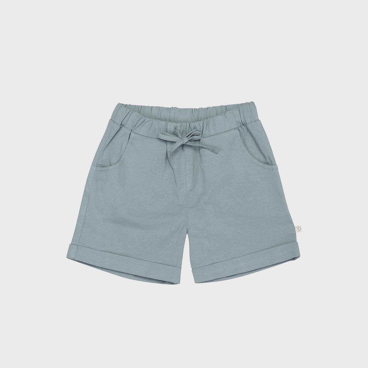 Bio Baby Shorts aus blauem Gabardine, sauber zusammengefaltet.