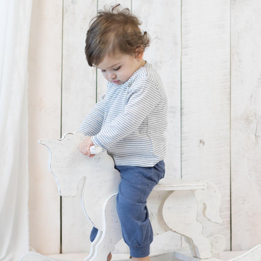 Baby Langarmshirt aus Bio-Baumwolle – Grau Gestreift – Detailansicht 2