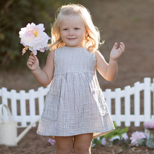 Ärmelloses Bio-Musselin Kleid für Baby & Kind in Grau mit Tasche.