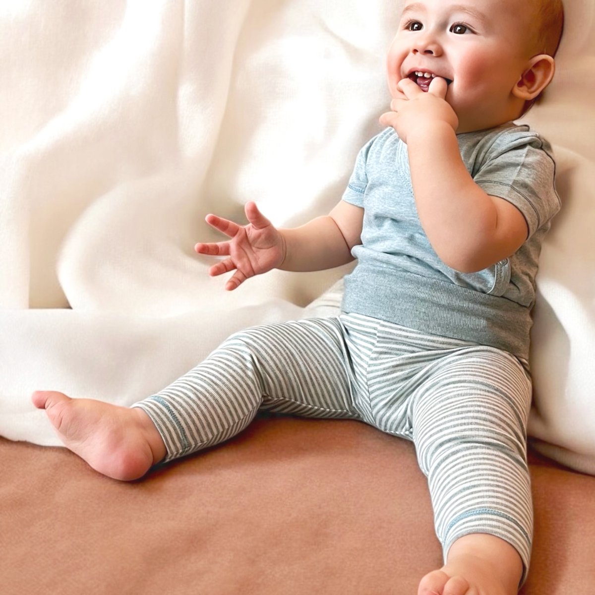 Bequemes Bio Baby T-Shirt aus Rippstrick Baumwolle – Kurzarm Shirt Aqua Melange