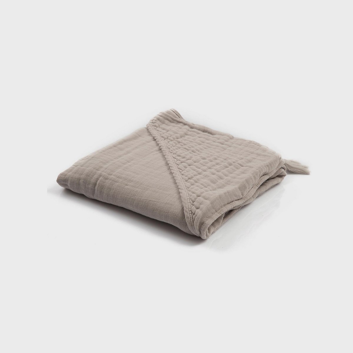 Graues Bio Musselin Baby Kapuzenhandtuch 80x80 cm, weich gefaltet auf hellem Untergrund.