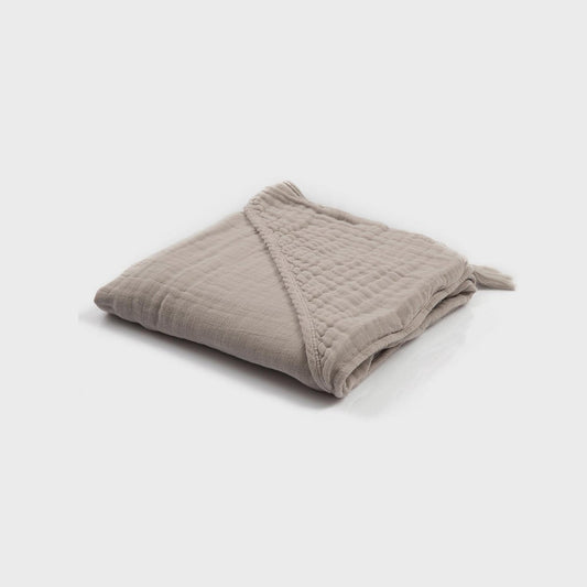 Graues Bio Musselin Baby Kapuzenhandtuch 80x80 cm, weich gefaltet auf hellem Untergrund.