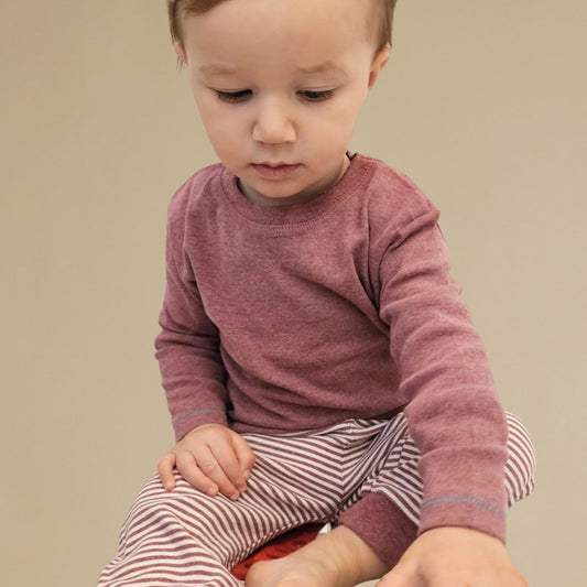 Bio Baby Langarmshirt Bordeaux aus organischer Baumwolle – Detailansicht 2
