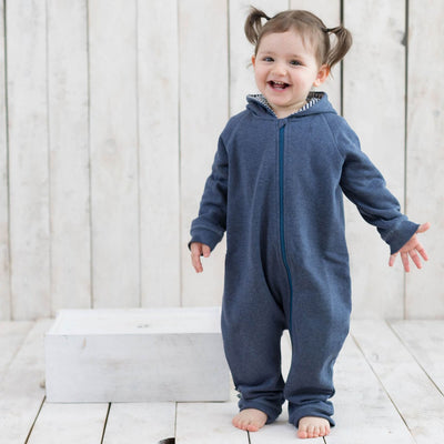 Bio Baby Kapuzenoverall aus Bio-Baumwolle in Indigo mit Reißverschluss.