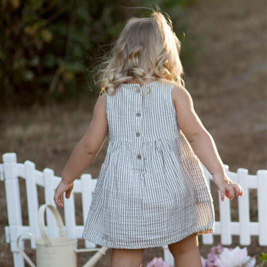 Ärmelloses Bio-Musselin Kleid für Baby & Kind Grau mit Tasche – Detailansicht 2