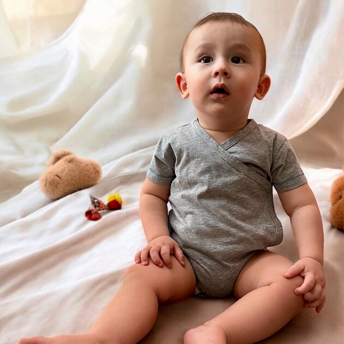 Ein weißer Bio-Kurzarm-Wickelbody für Babys