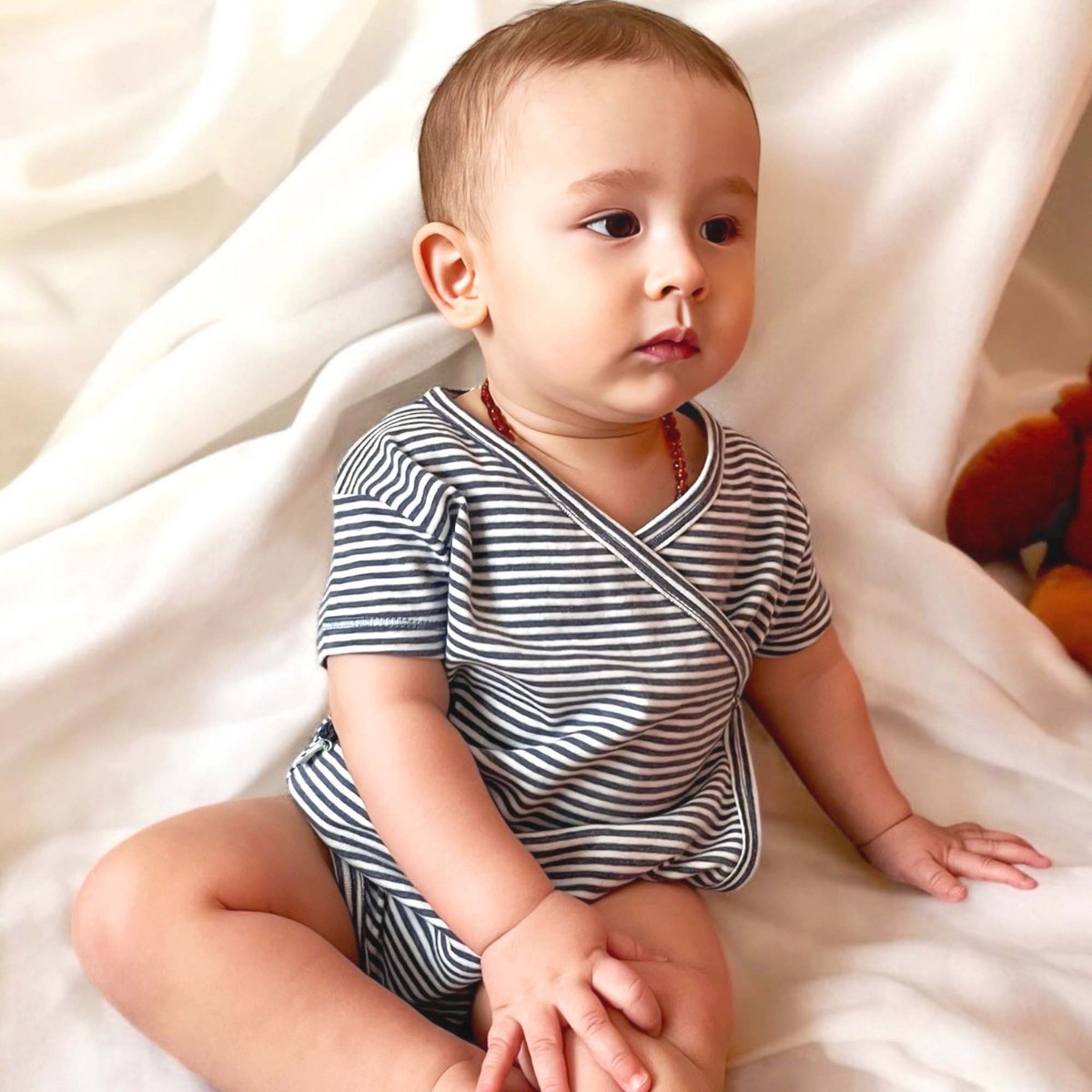 Body kimono avvolgente per bebè manica corta in cotone biologico a righe indaco