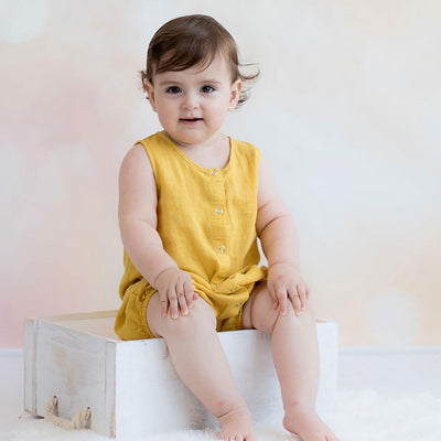 Weicher senfgelber Bio Hanf Baby Strampler aus Baumwoll Mix.