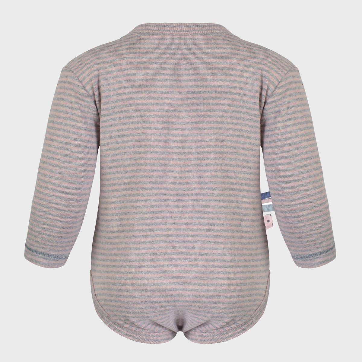 Erstausstattung Baby Winter: Neugeborenes im warmen Bio-Wickelbody in Rosé.