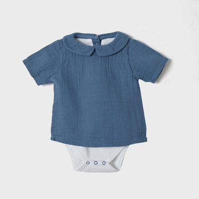 Indigofarbener Bio Musselin Hemdbody als Langarm Baby Body aus weicher Baumwolle für Jungen.