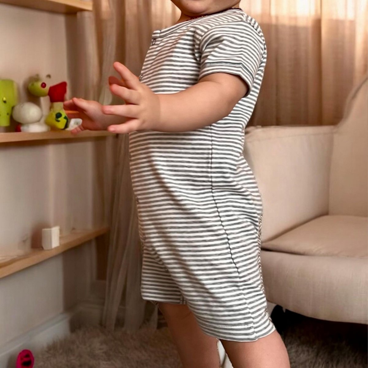 Gestreifter grauer Bio Baby Strampler aus Bio-Baumwoll Rippstrick.