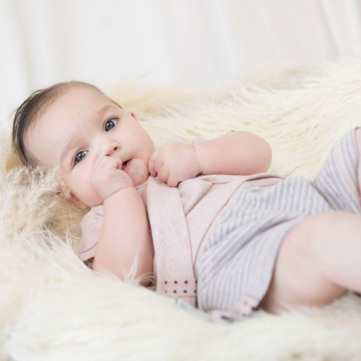 Bio Baby Kurzarm T-Shirt in Rosé aus weichem Rippenstoff.