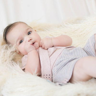 Bio Baby Kurzarm T-Shirt in Rosé aus weichem Rippenstoff.
