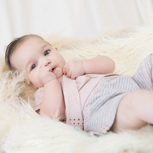 Bio Baby Kurzarm T-Shirt in Rosé aus weichem Rippenstoff.