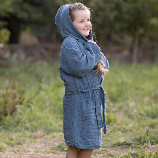 Indigo Kinder Bademantel aus Bio Musselin mit Kapuze für 7-8 Jährige