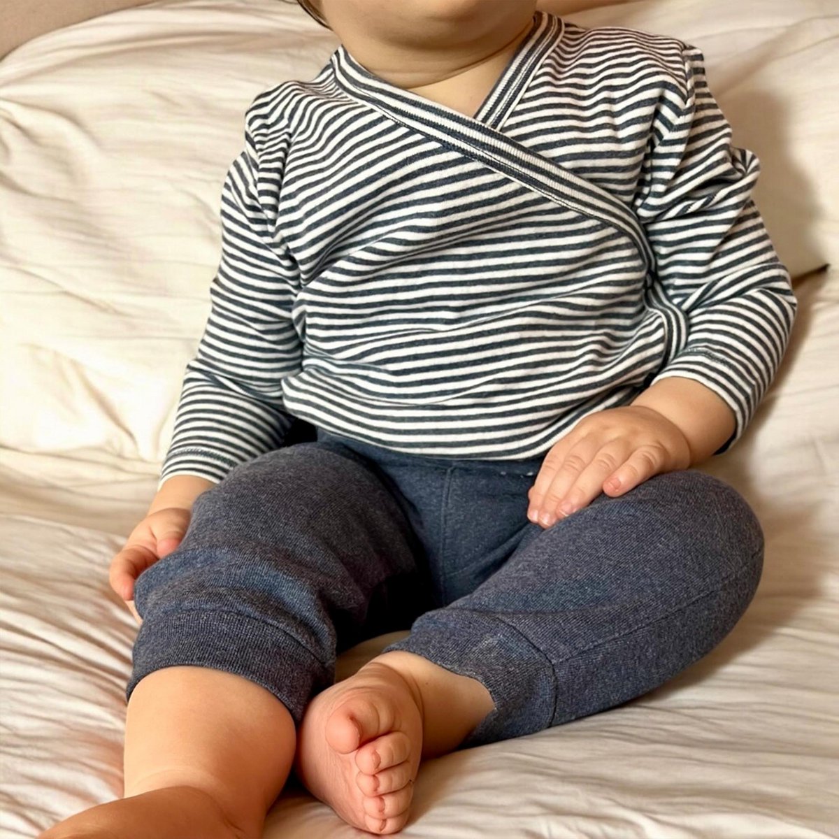 Bio Baby Langarm Kimono Wickelbody aus Bio-Baumwolle – Indigo Gestreift