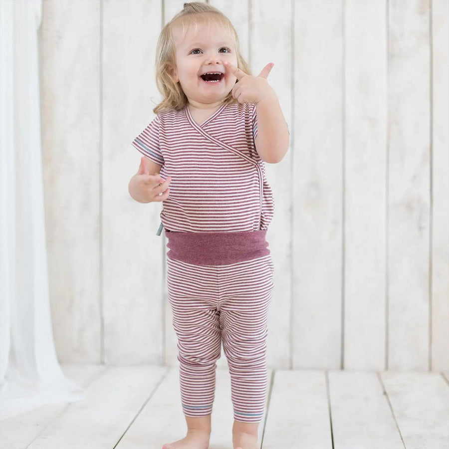 Sommer-Outfit fürs Baby: Kurzarm-Wickelbody kombiniert mit leichter Bio-Kleidung