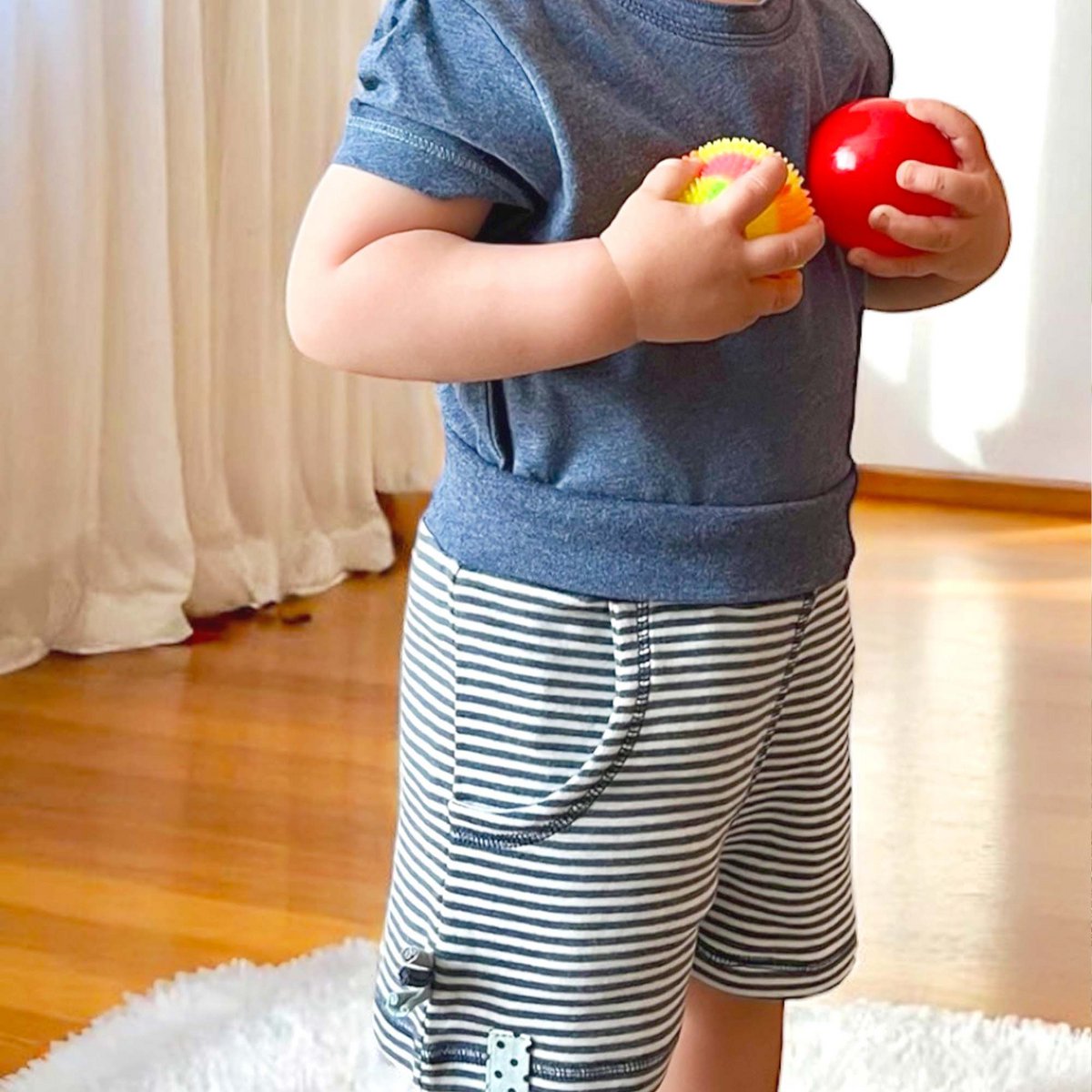 Bio-Baumwoll Baby Shorts, indigo gestreift, mit elastischem Pull-On Bund.