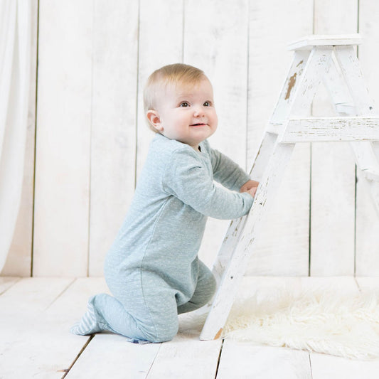 Bio Baby Schlafanzug mit Füßen Aqua – Fäustlinge & Punkte – Detailansicht 2