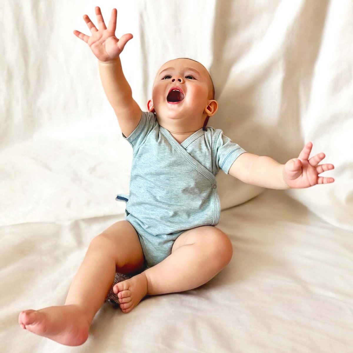 Bio Baby Kurzarm Kimono Body in Aqua Melange, Wickeldesign mit seitlichen Druckknöpfen