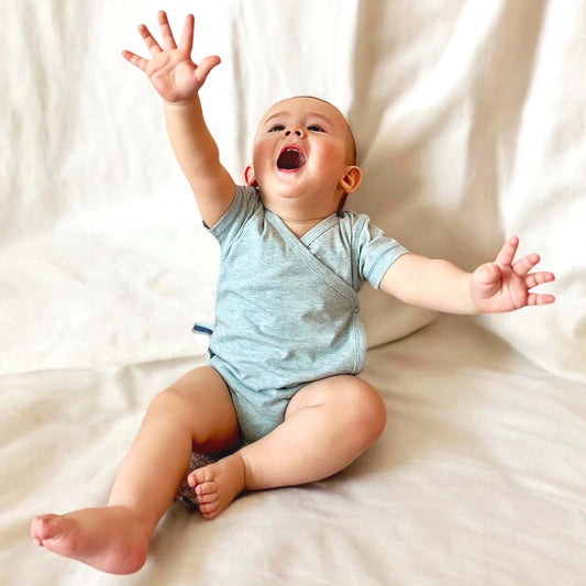 Bio Baby Kurzarm Kimono Body in Aqua Melange, Wickeldesign mit seitlichen Druckknöpfen