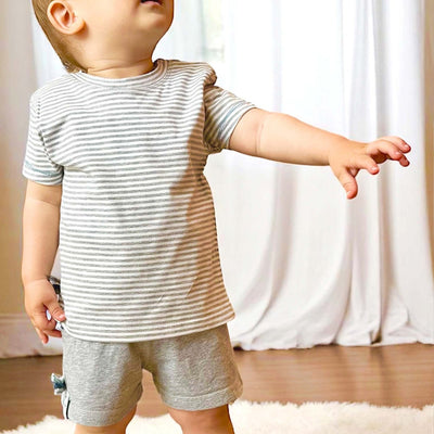 Kurzarm Baby T-Shirt aus Bio-Baumwolle, grau gestreift