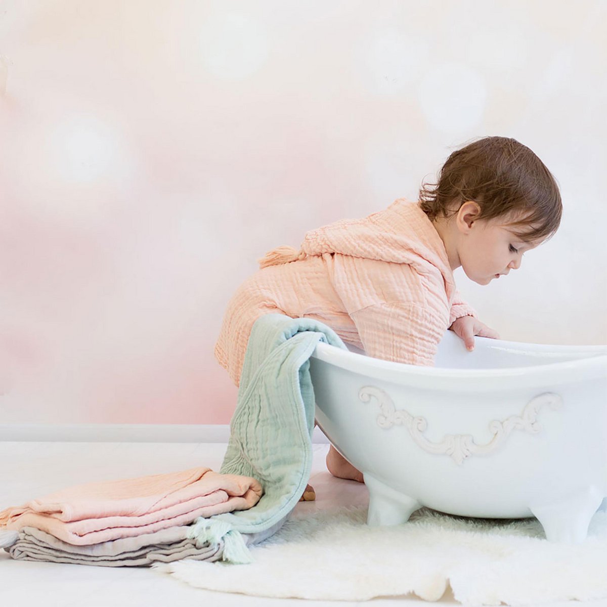 Lachsfarbener Bio Musselin Bademantel für Kleinkinder, 3-4 Jahre.