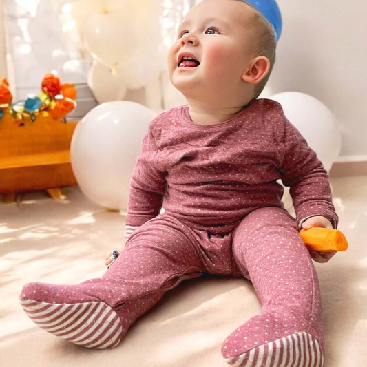 Bio Baby Schlafanzug Bordeaux gepunktet – Füße & Fäustling-Ärmel – Detailansicht 2