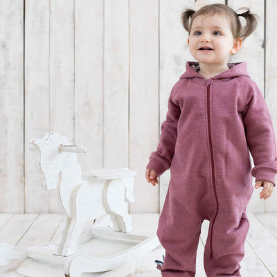 Kuscheliger Bio Baby Kapuzenoverall in Bordeaux aus Bio-Baumwolle mit Reißverschluss.