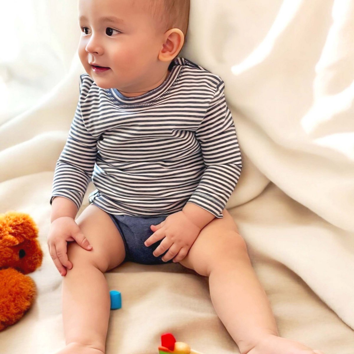 Weicher Bio-Baumwolle Baby Langarmbody, indigo gestreift, mit 2-Lagen-Optik.