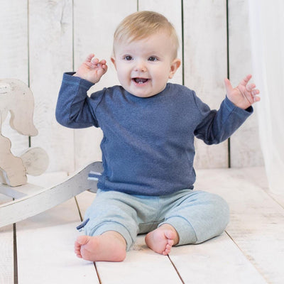 Bio Baby Langarmshirt in Indigo aus weicher Bio-Baumwolle.